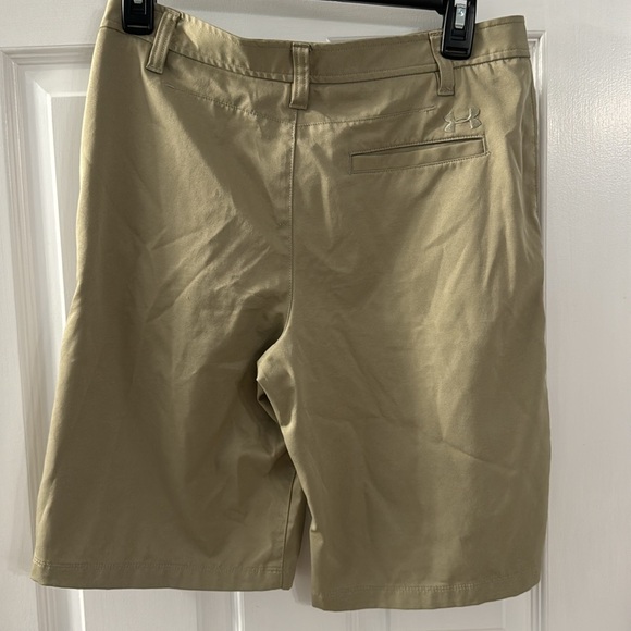 Under Armour 9 in tech/golf shorts boys size 18. Darker khaki color. EUC - Picture 2 of 4